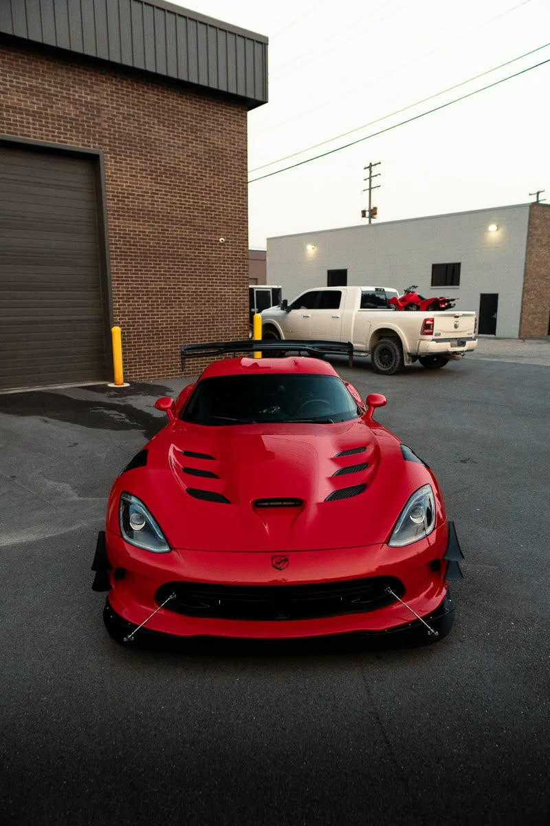 Red Dodge Viper ACR, front view